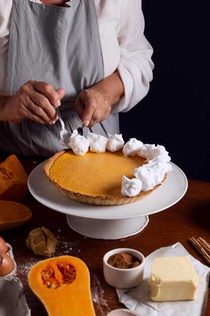 Нанесение крема между слоями и на поверхность торта