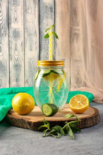 Выжать сок из лимонов.